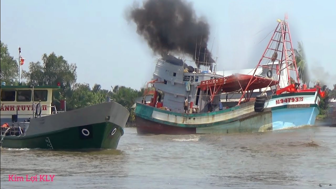 Tàu Cá Chỉ Còn Cách Nhường Đường Cho Sà Lan.