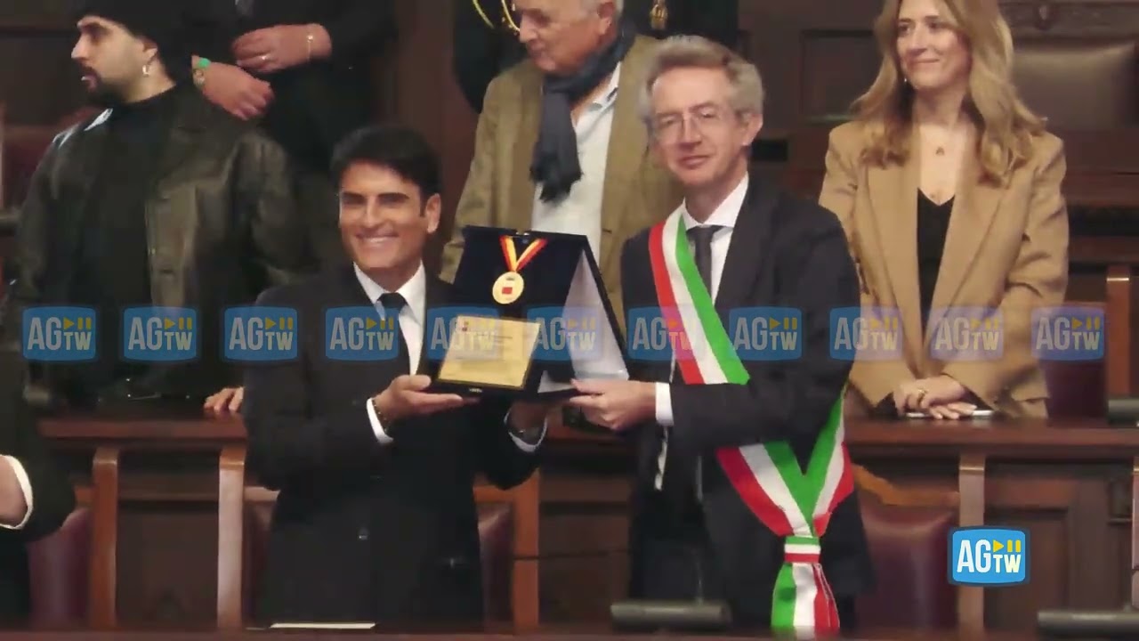 Napoli, Sal Da Vinci premiato dal sindaco: «Meloni non ha chiesto la canzone per il Si»