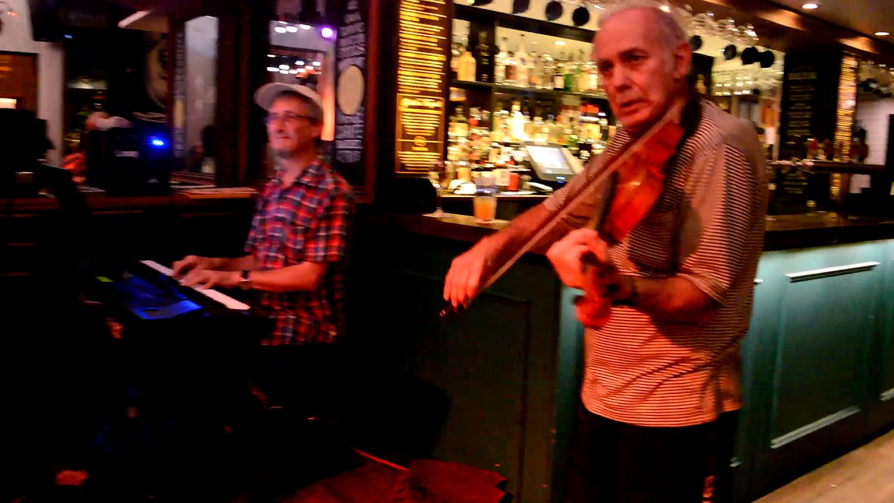 Gia Carides singing 'Summertime' at the World Bar, Kings Cross, Sydney
