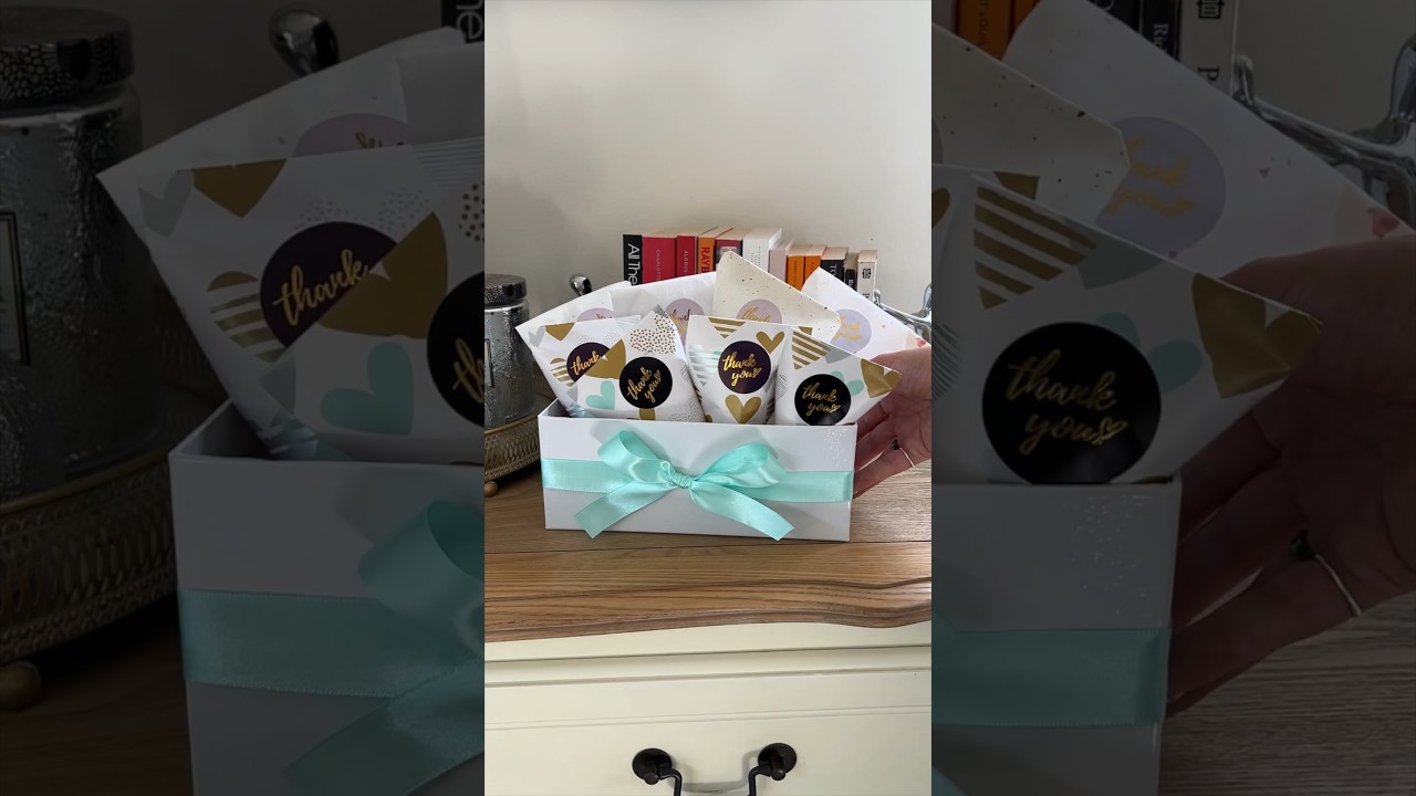 How to make a goody bag. #giftideas #diycrafts #christmas