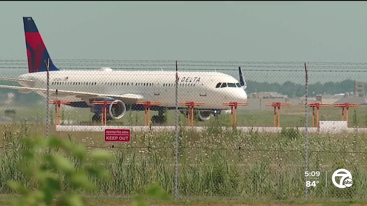 Dingell calls for FAA to suspend use of controversial landing system at DTW