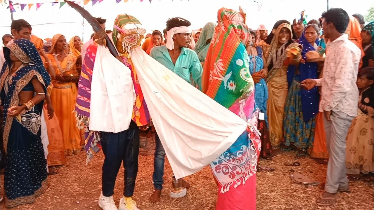 लाडा लाडी सात फेरे लेते हुए आदिवासी शादी वीडियो