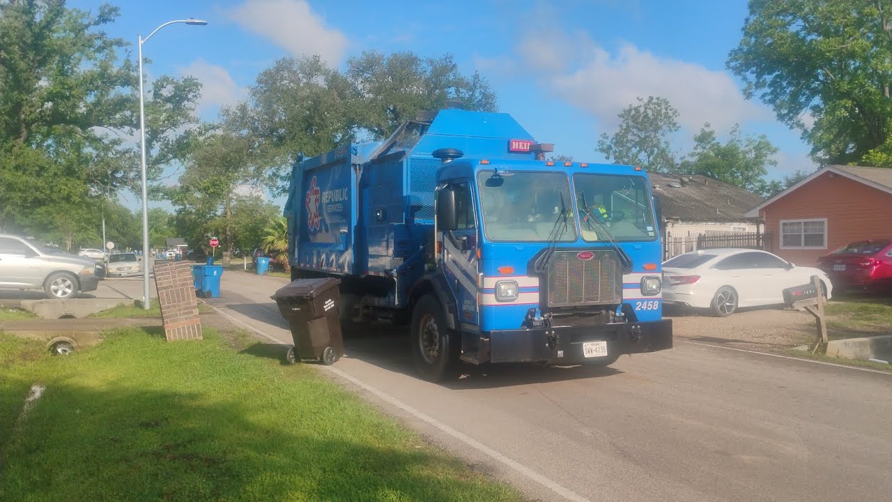 Garbage truck Republic services 2458