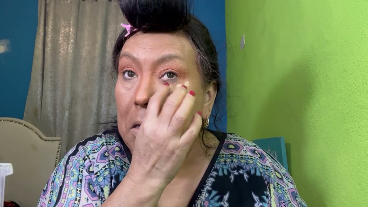 Como ven amigas yo soy mayor y ya voy a tener un novio de 25años aki les platico y me makillo