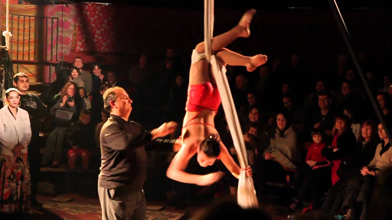Les enfants acrobates du cirque tzigane Romanès