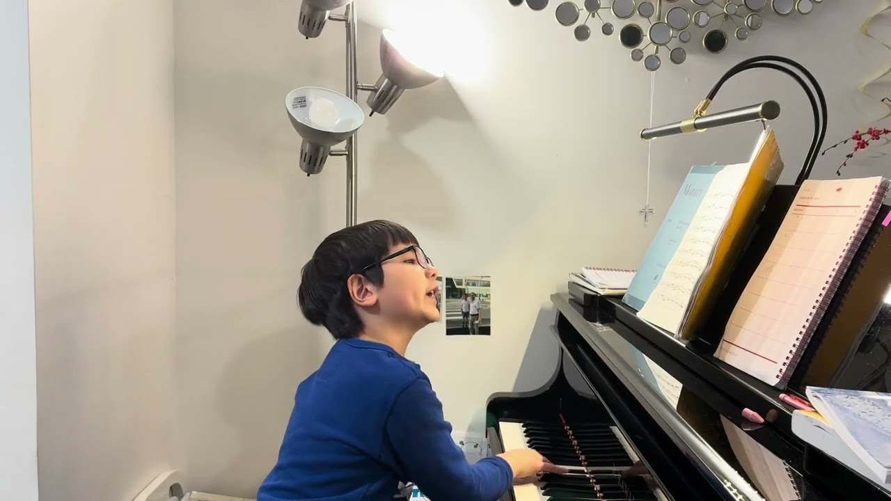 Little boy teaches you F sharp minor scale and arpeggio! 小男孩教你F升小调音阶和琶音！