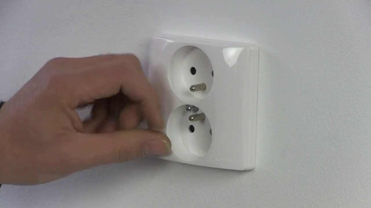 Comment remplacer une prise simple par une prise double compacte avec Legrand?