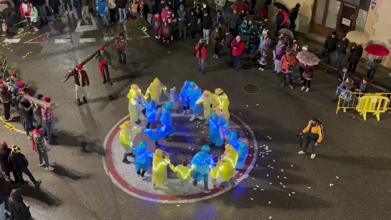 Rua del Carnaval de Solsona 2025 aprofitant que ha parat de ploure una estona