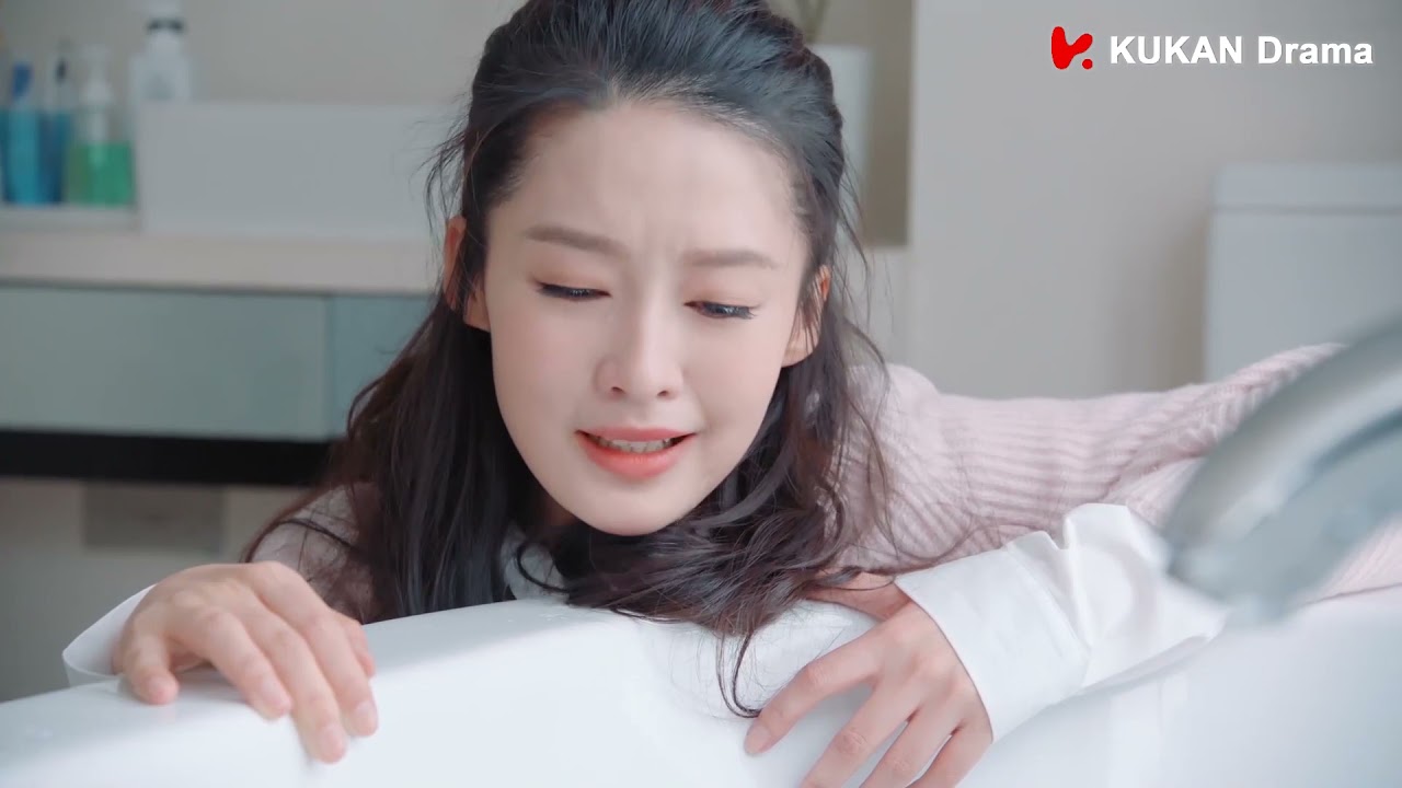 Seeing her boyfriend dating his ex girlfriend, she quickly left and cried in the bathroom. | EP33