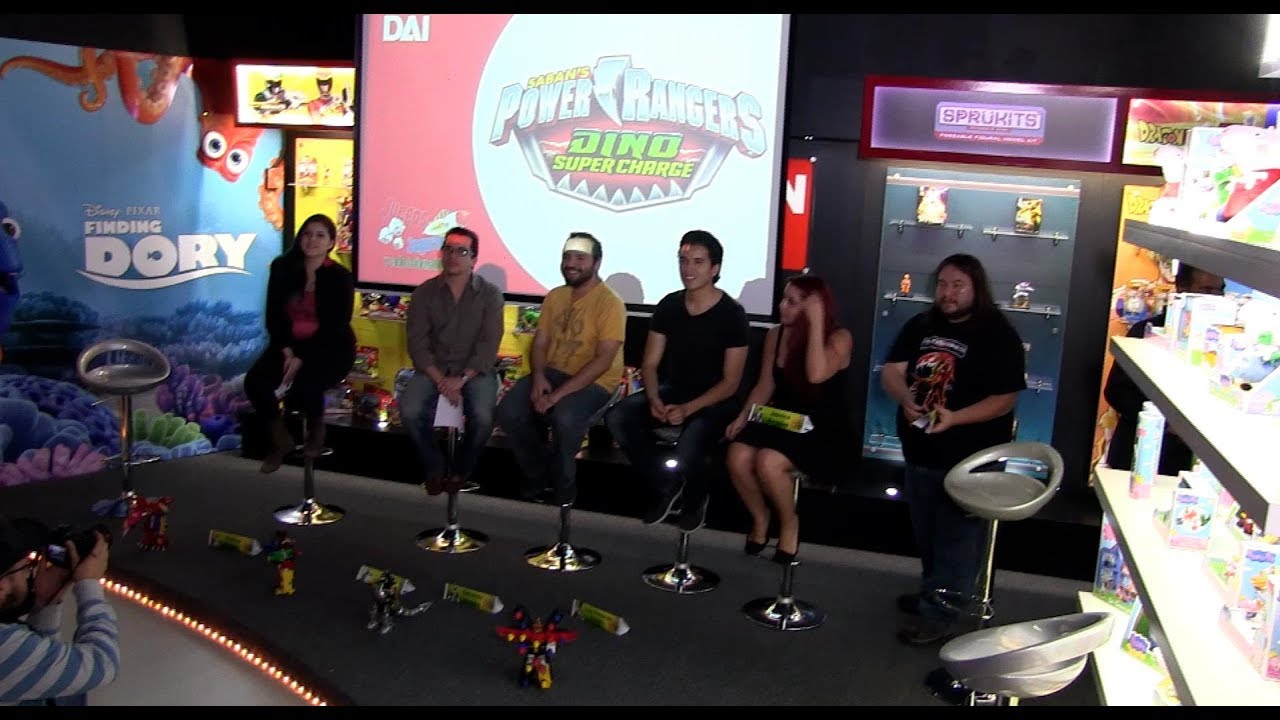 Conferencia las voces de Super Mega Force y Dino Charge en Bandai Mexico