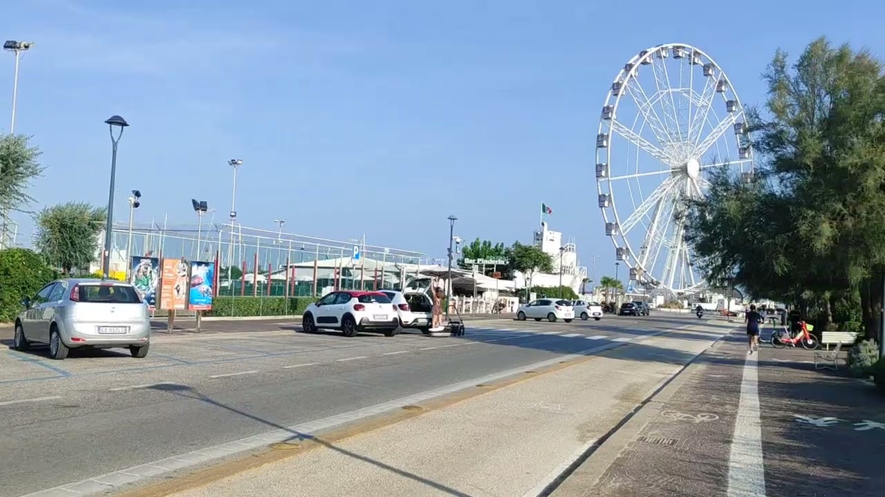 Rimini , Passeggiata dal Grand Hotel fino alla ruota panoramica , la spiaggia . Emilia R. Italy