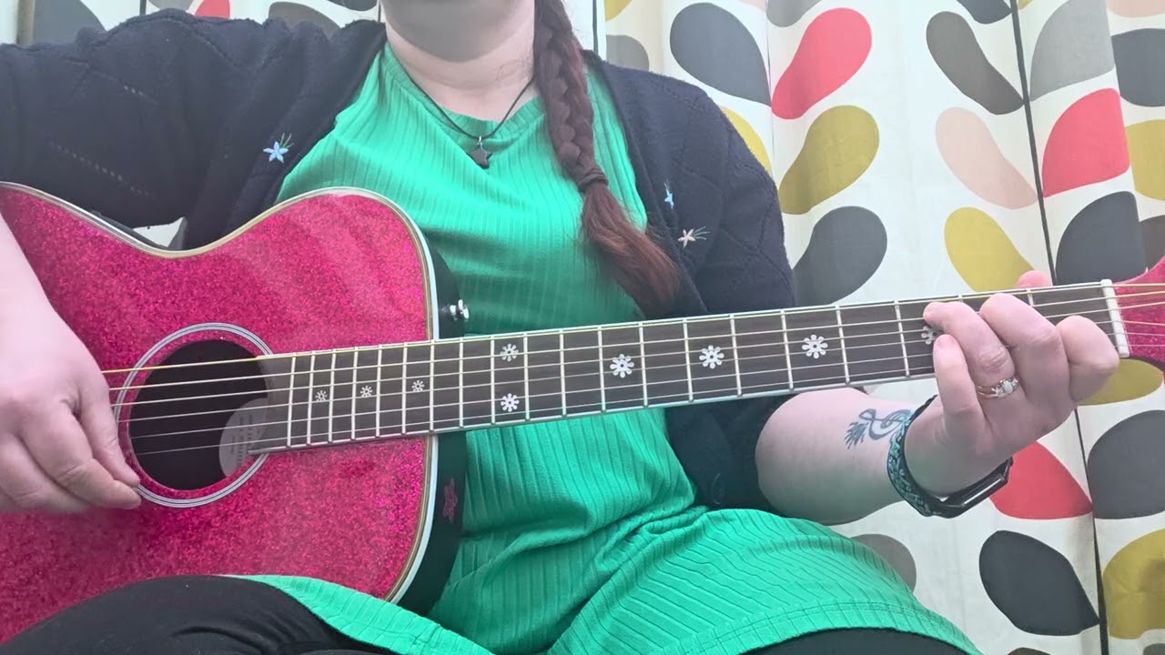 Am, G and C with basic 4/4 strumming. 