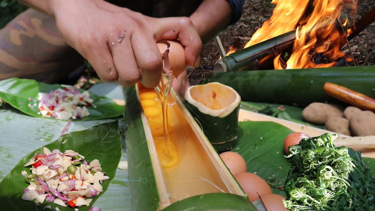 Survival memasak telor & sayur pakis khas Bali menggunakan bambu di Hutan|| bertahan hidup di Hutan