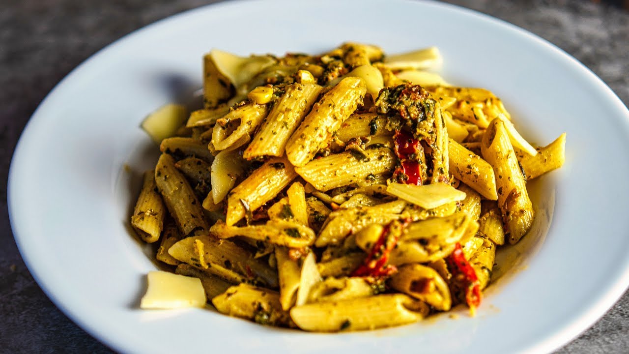 Паста со шпинатом, помидорами и кукурузой, которая изменит вашу жизнь (без сливок и сыра).
