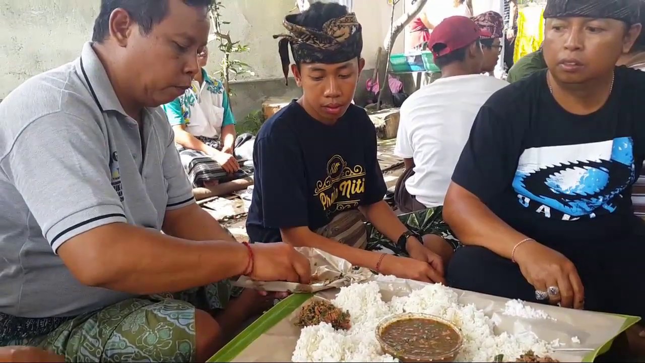 Tradisi Bali : megibung di mataram