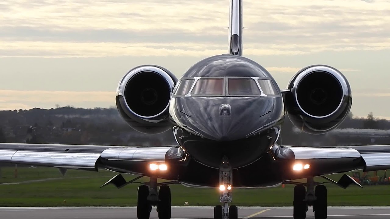 Black-and-Gold | VOLUXIS Bombardier Global Express XRS G-CEYL close-up