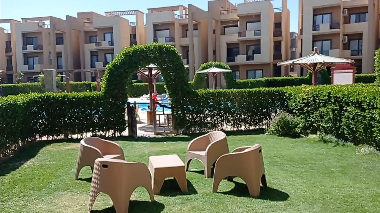 جوله كامله في شاليه في قريه بلو باي اسيا دور ارضي بالجنينه