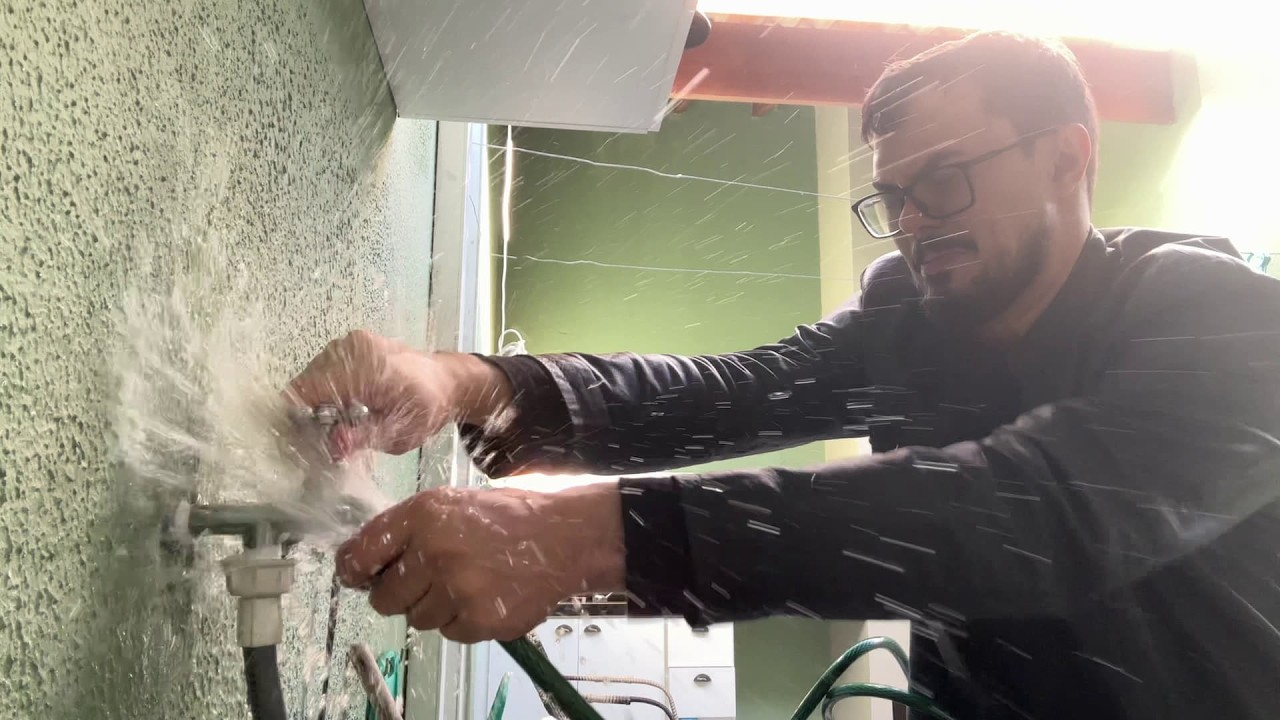 Fall troca uma torneira e nada de errado acontece