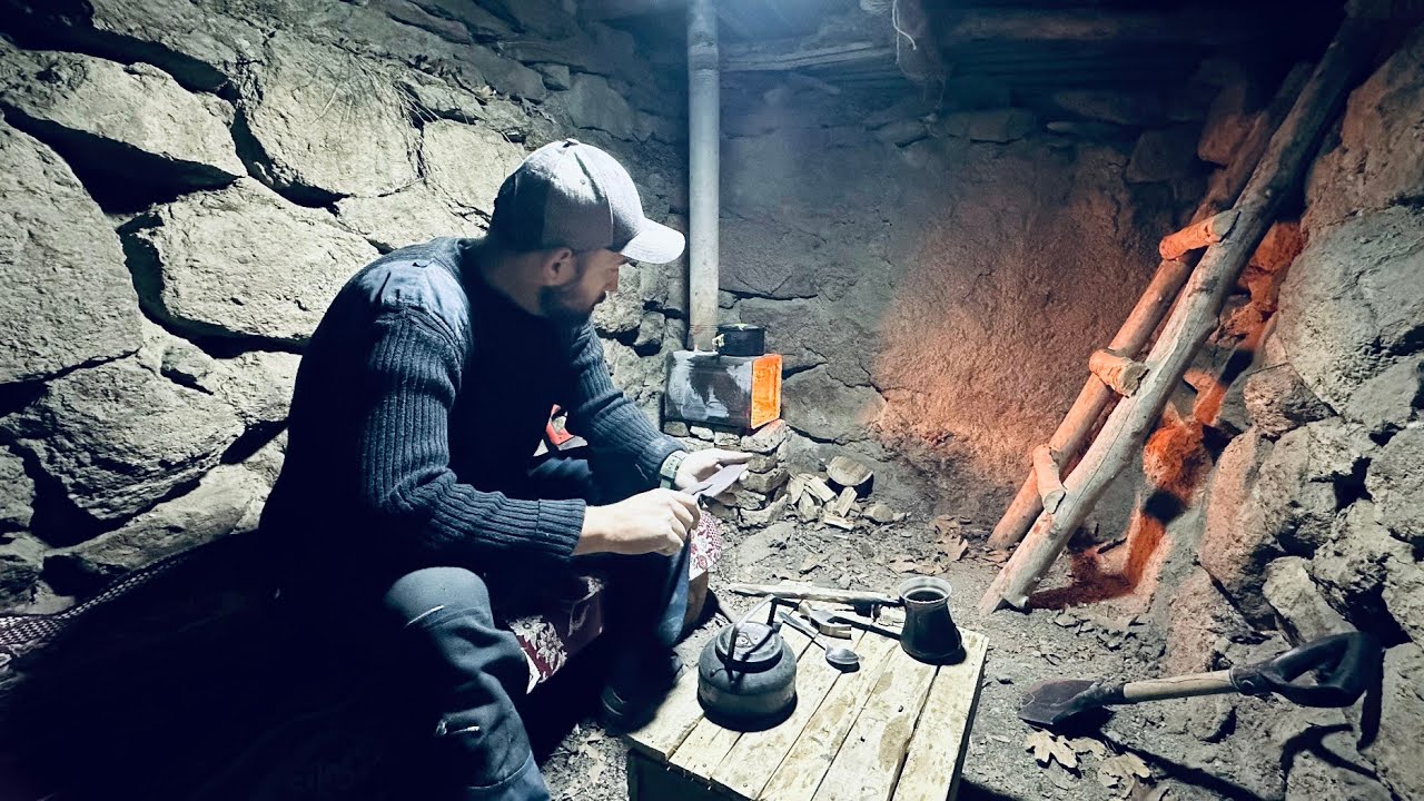 Building Secret Dugout ,Warm and Cozy Hideaway