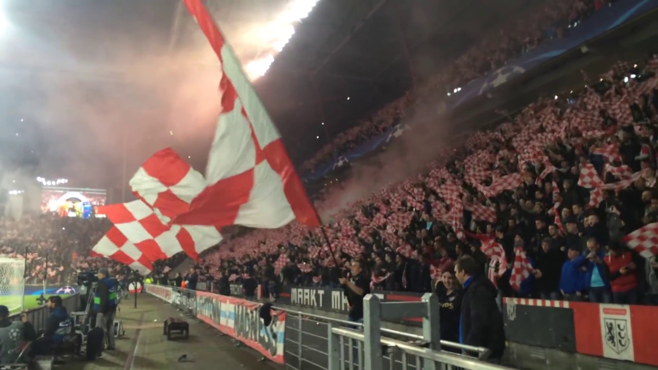 Sfeer begin van de wedstrijd : PSV-CSKA Moskou : 8/12/2015 : 2-1