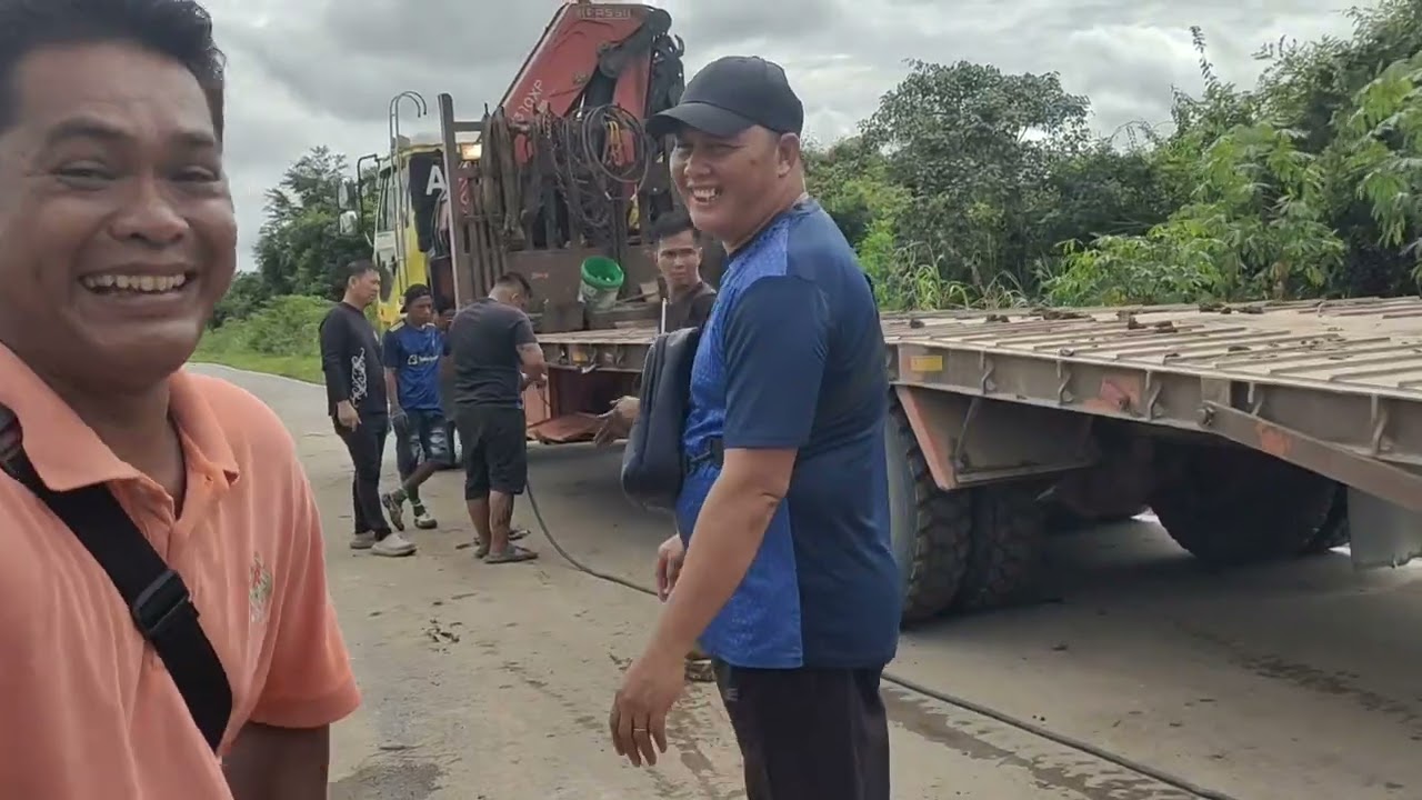 Lori sawit jatuh parit & main air loading buah dlm parit dekat jln kejatau