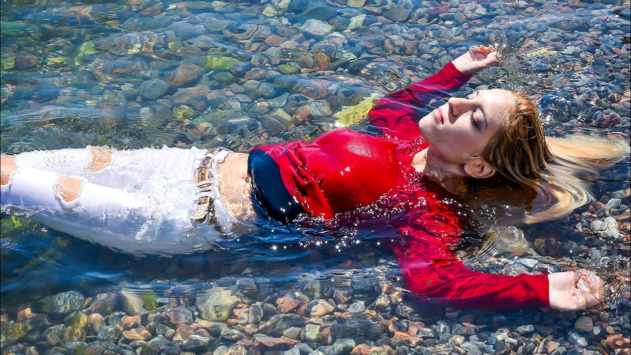WATCH THIS SUMMER WETLOOK: A PRETTY GIRL WET ALL OF HER CLOTHES IN THE SEA AND NOW POSE IN THEM