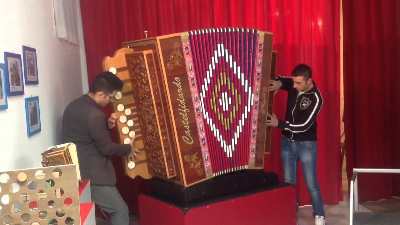 Alessandro e Manuel suonano l'organetto più grande del mondo