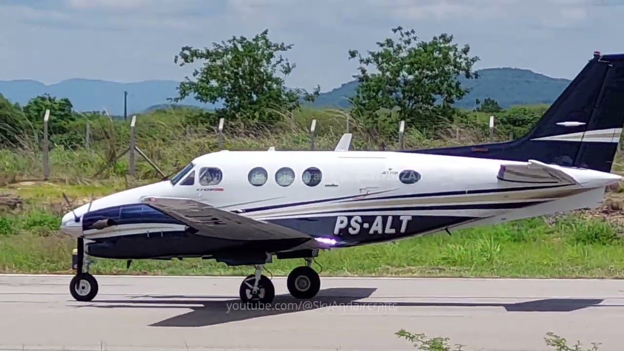 Beech KingAir C90A, Estrondo do Reverso e Cantado de Pneu no Pouso - Aeroporto de Cajazeiras - PB