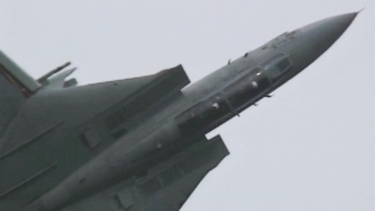 VF-154 F-14A Tomcat demo WINGS 2000 NAF Atsugi JAPAN