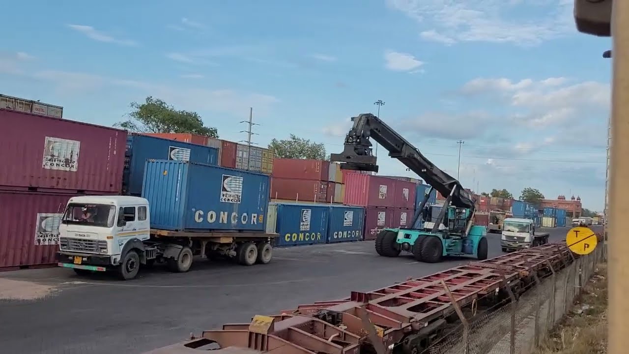 Aravalli Express Passing By Concor Depot Jaipur