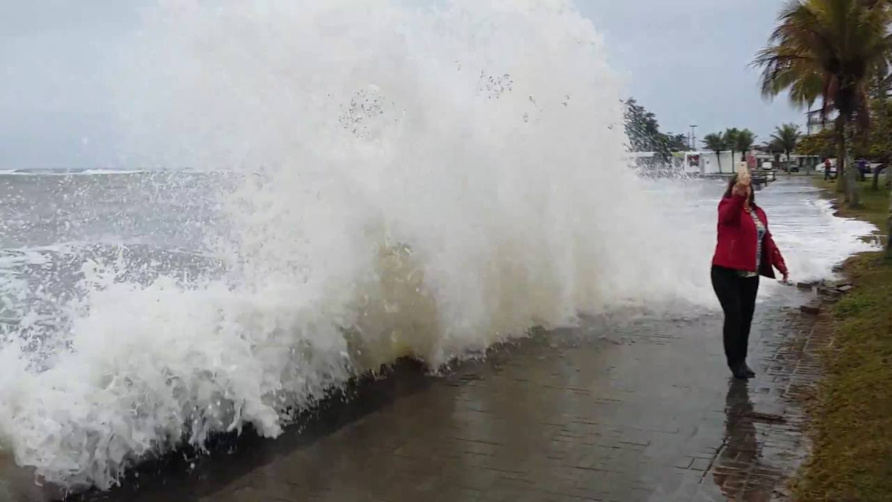 Ressaca no mar de Guaratuba, no Litoral do Paran&aacute;