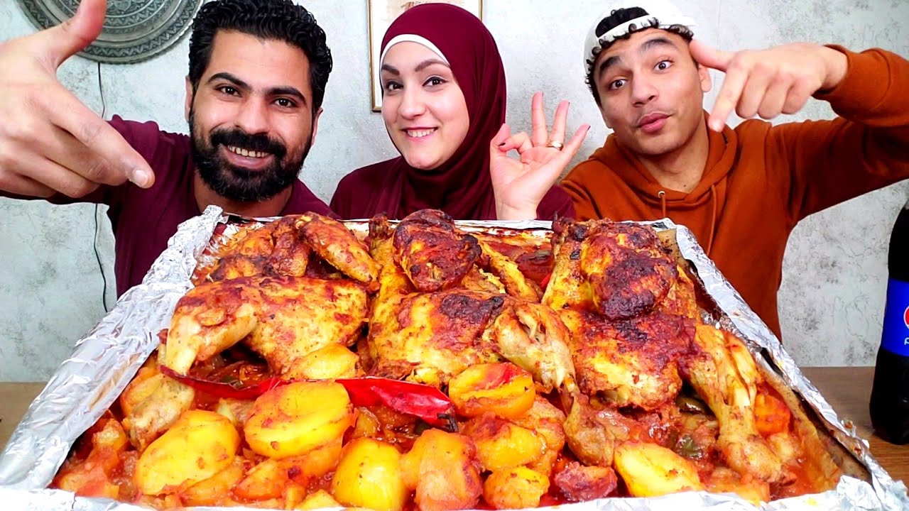 تحدى اكل اكبر صينيه بطاطس بالفراخ والعقاب فى الشارع 🤣