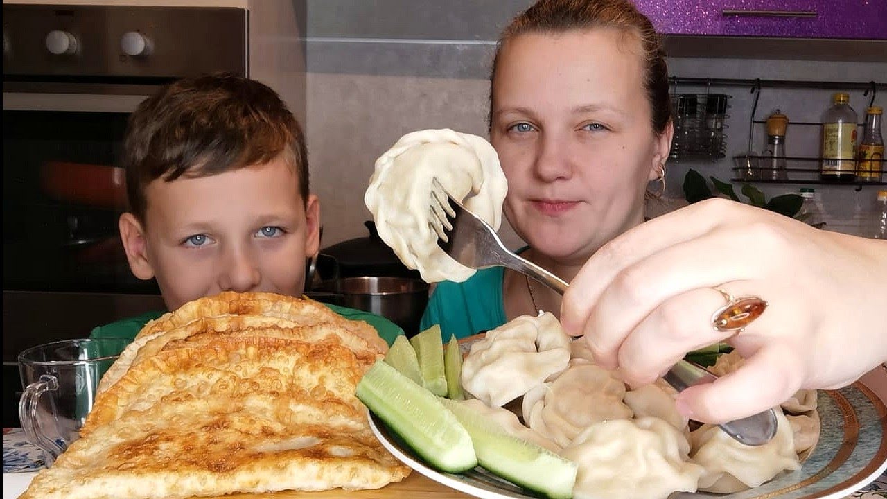 Мукбанг Гиганские🥟 Домашние пельмени🤪Чебуреки/Отвечаем на вопросы