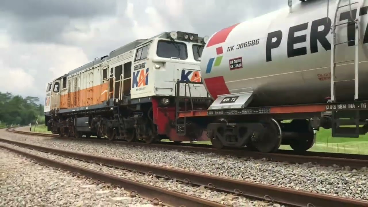 KERETA API PANJANG ‼️ MENEMUKAN 20 KERETA API NGEBUT DI TIKUNGAN