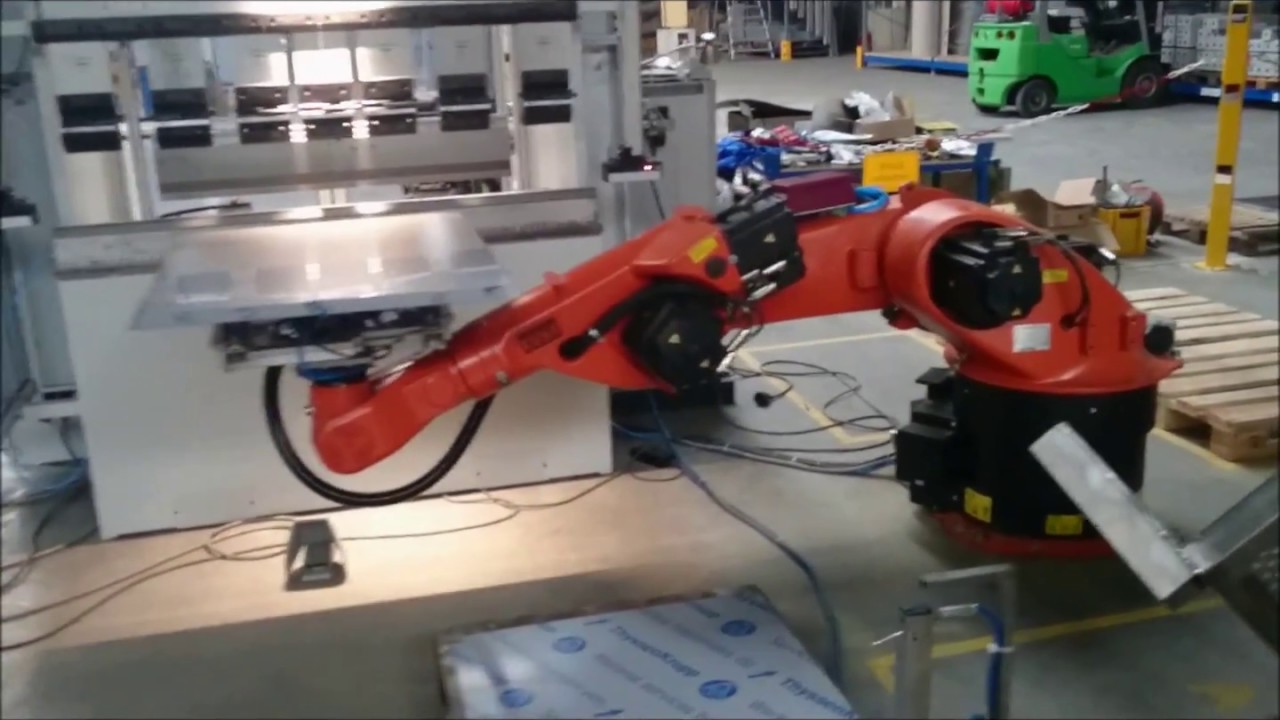 KUKA Roboter mit elektrischer Abkantpresse C15 CoastOne biegen von Blech automatisiert