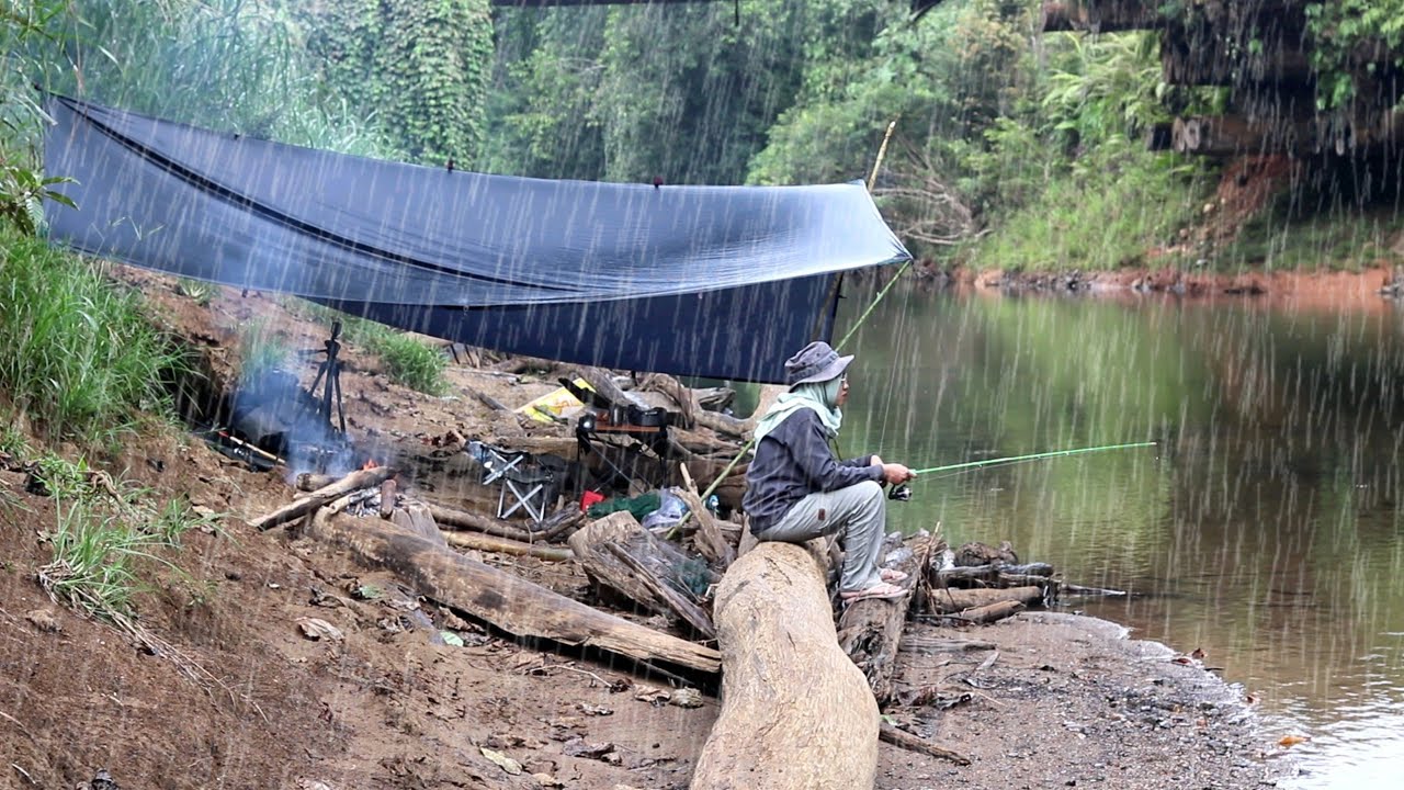 Camping dan mancing bersama istri hujan deras di pinggir sungai ikan melimpah