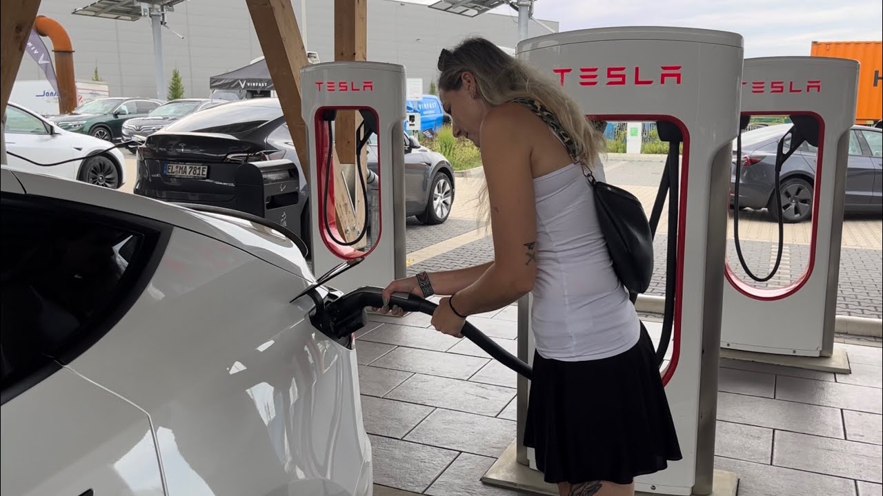 Laden am Supercharger in Hilden im Ladepark von Tesla