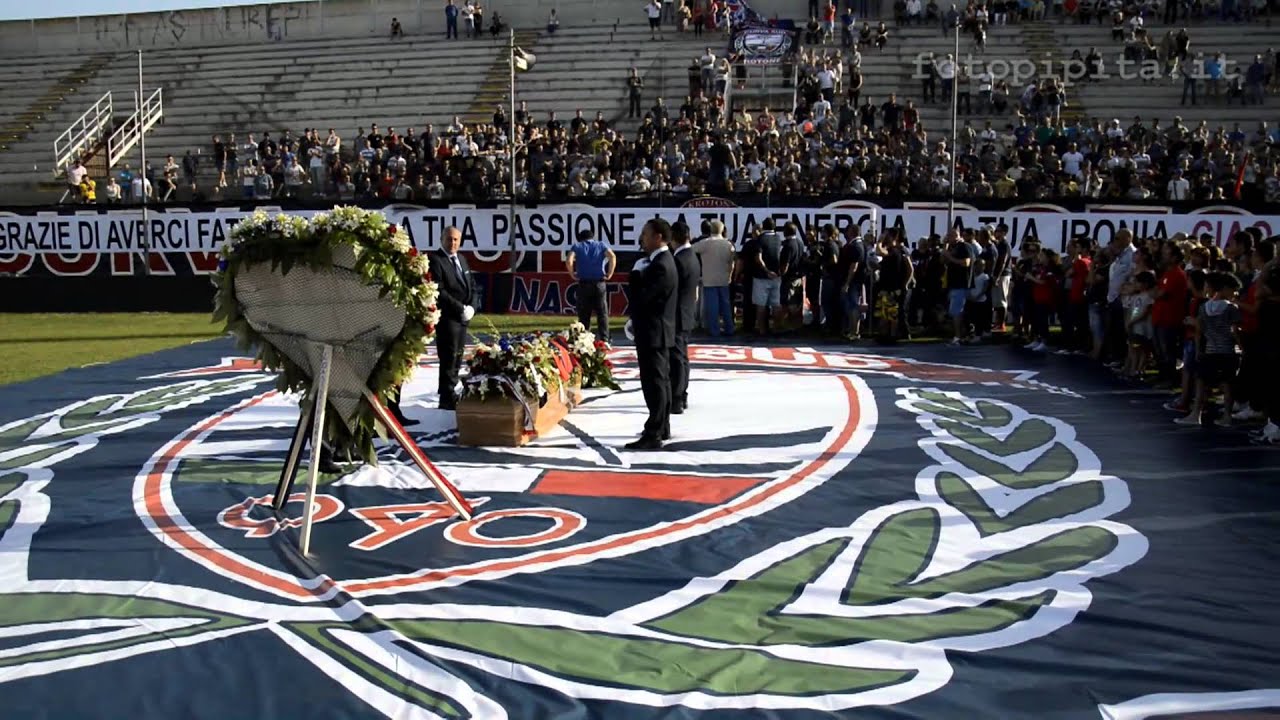 L'ultimo saluto degli ultras del Crotone a Tuma