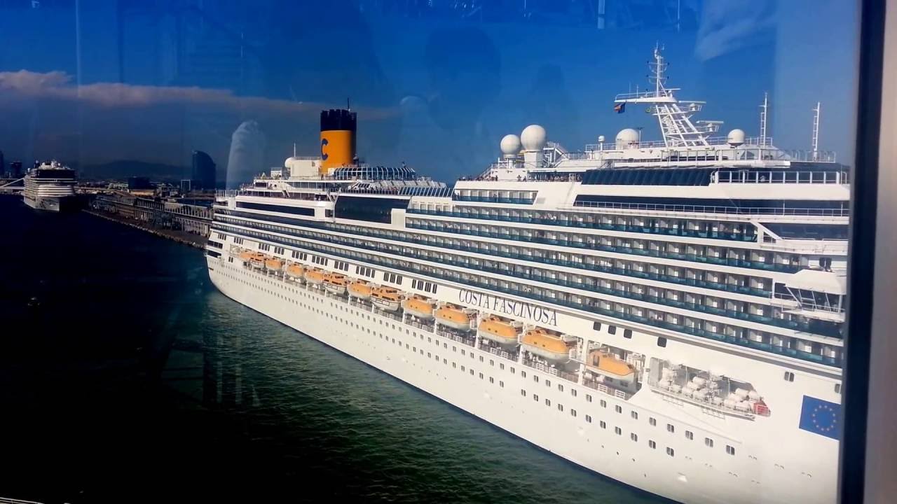 Horn battle between Harmony of the Seas and Costa Fascinosa