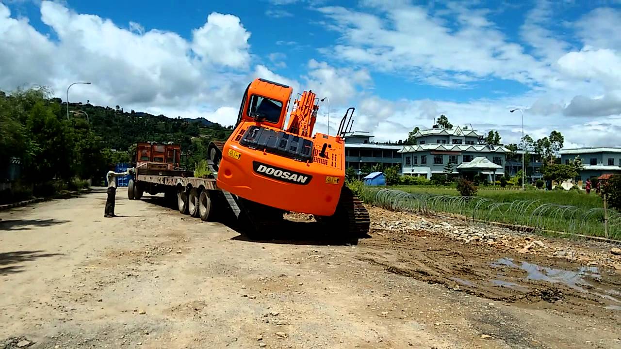 Unloading the new machine doosan dx225 lcb
