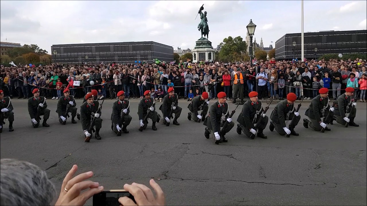 Show Exerzieren der Garde am Heldenplatz [Nationalfeiertag 2017]