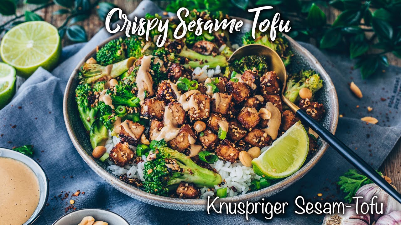 Knuspriger Sesam-Tofu mit Reis, Brokkoli und cremiger Tahini-Erdnuss-Soße - Vegan & Einfach