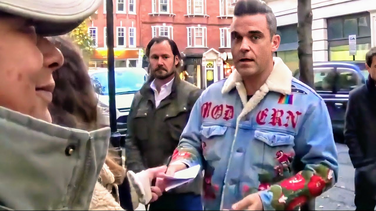 Robbie Williams Meeting Fans @ BBC Radio 2 (Arrival Pt 2) - December 2017
