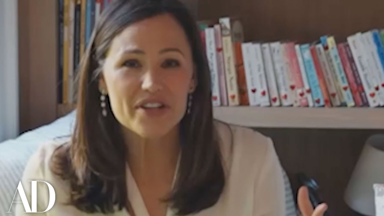 Jennifer Garner's Reading Nook is a Cozy Season Dream