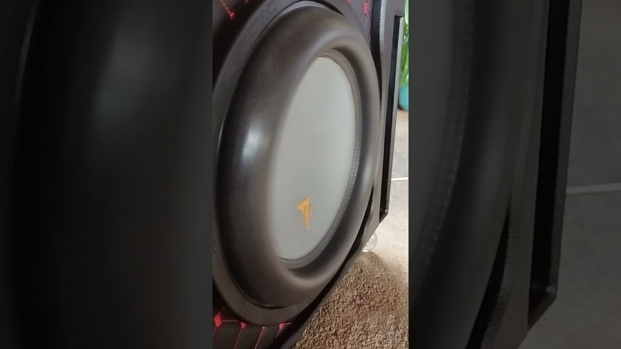 Sub Zetta Audio V-12 900 tocando Low bass