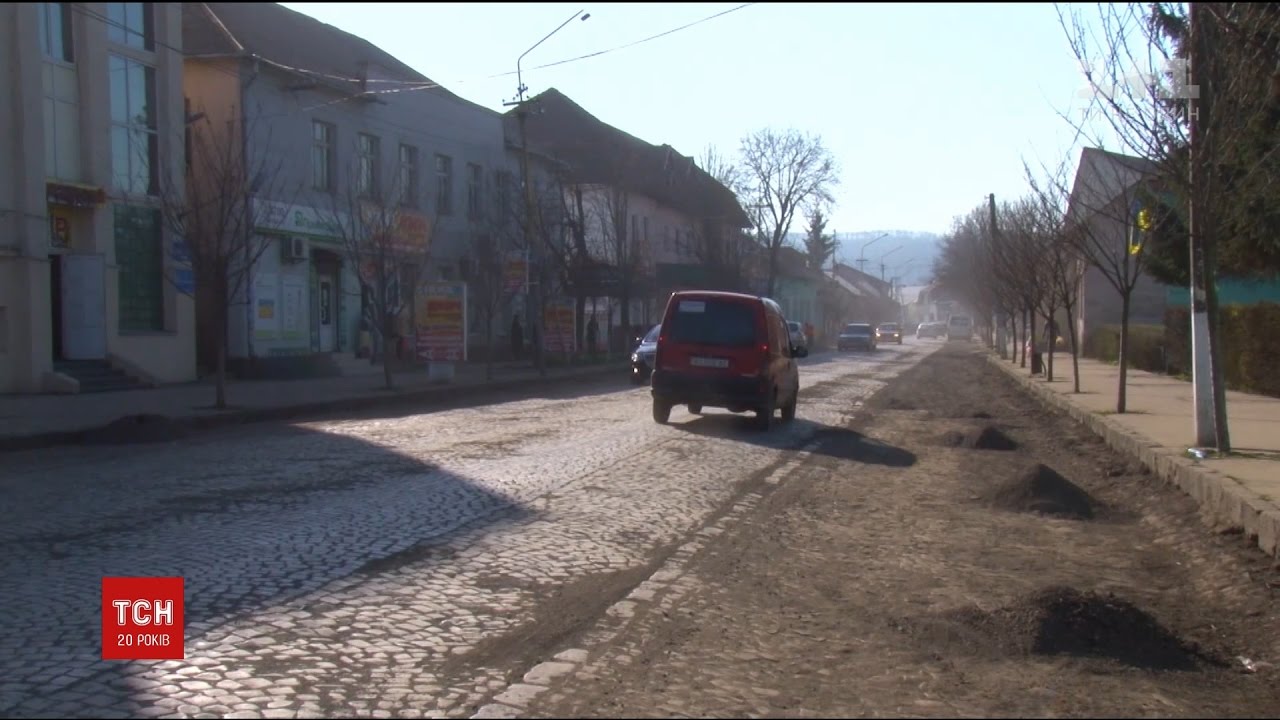 В закарпатській Іршаві замість ремонту дороги відкопали бруківку минулого століття