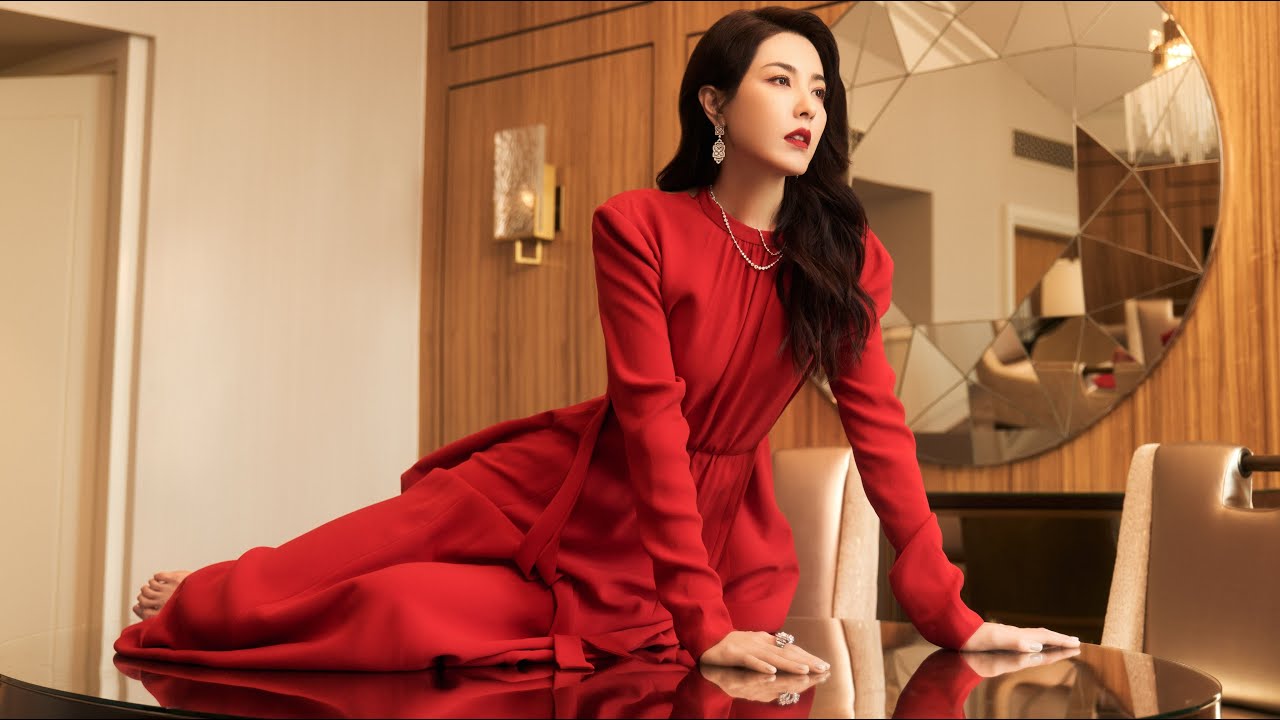 曾黎的艺术人生：优雅女神与粉丝风波的故事