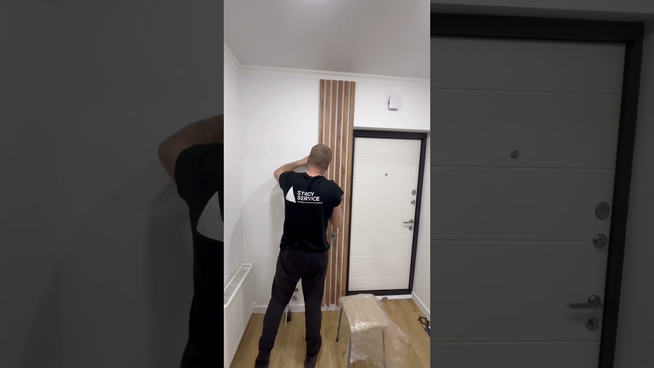 Декоративные рейки на стену, деревянные рейки. Рейки в прихожей с крючками для одежды.#shorts