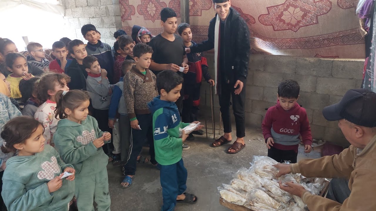 استحلفك بالله لا تتخطي الفيديو توزيع فراشيح الشاورما على اطفال غزة #Gaza 🌯