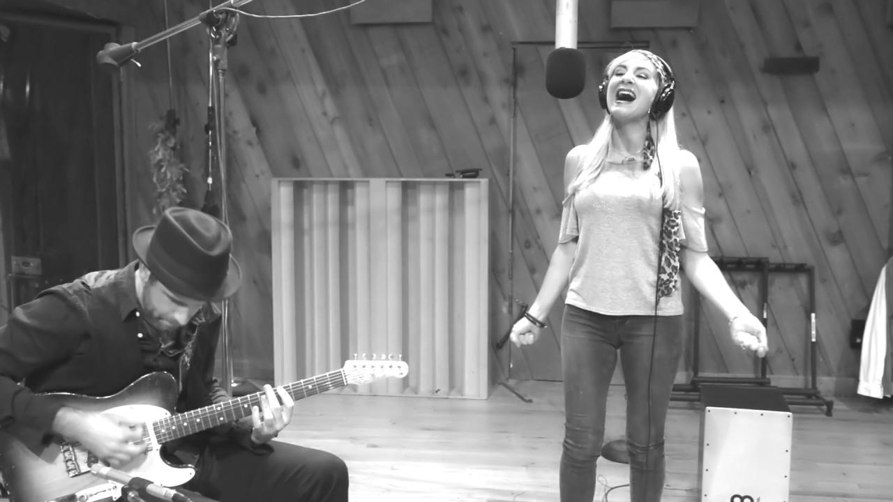 Chrissi Poland sings 